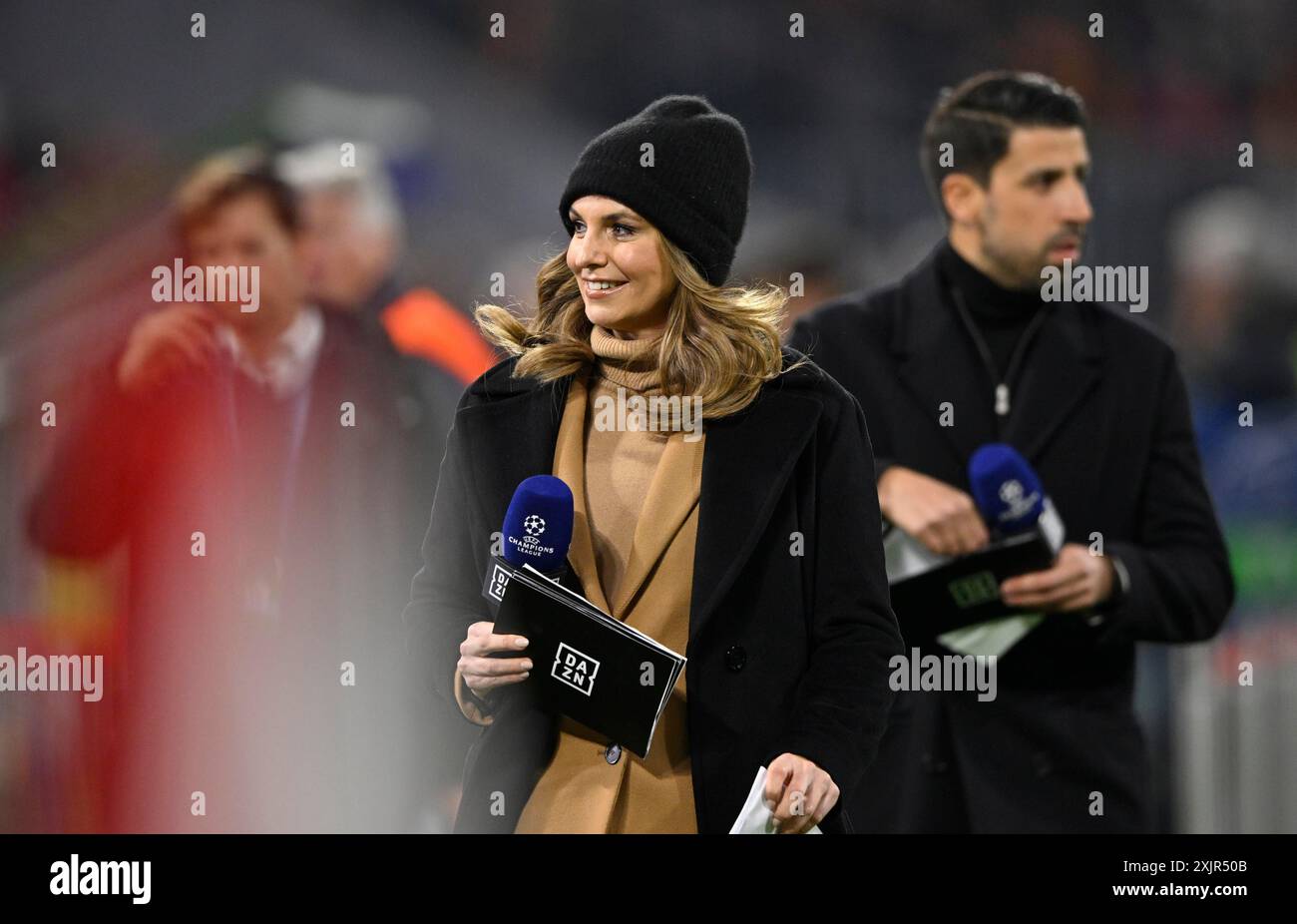 TV pundit Sami Khedira, présentateur sportif, présentatrice Laura Wontorra, portrait, casquette, avec microphone, microphone, DAZN, logo, Ligue des Champions, Allianz Banque D'Images