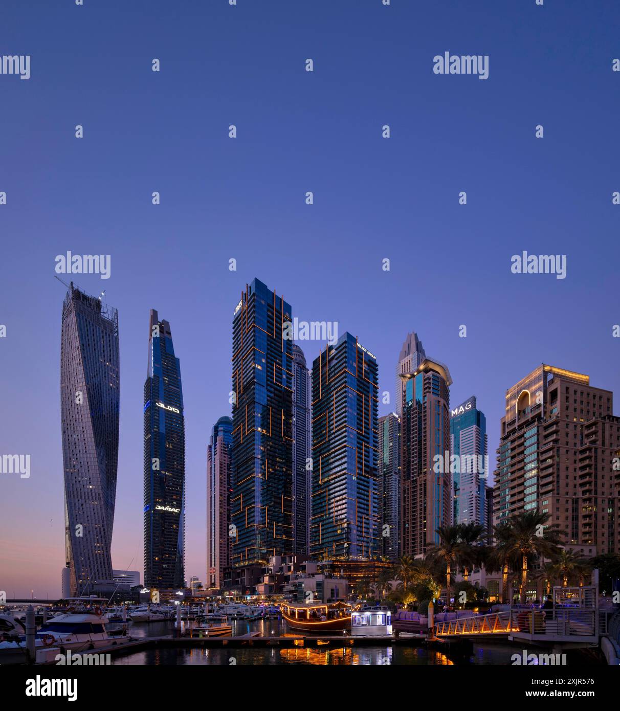 Marina, Skyline, Cayan Tower, DAMAC Heights, logo, Marina de Dubaï, crépuscule, heure bleue, Dubaï, Émirats arabes Unis, VAR Banque D'Images