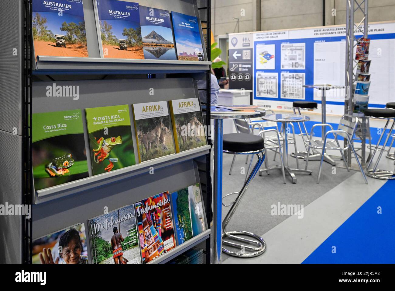 Stand d'exposition brochures voyages voyages longue distance Afrique, Australie, Nouvelle-Zélande, Costa Rica Banque D'Images