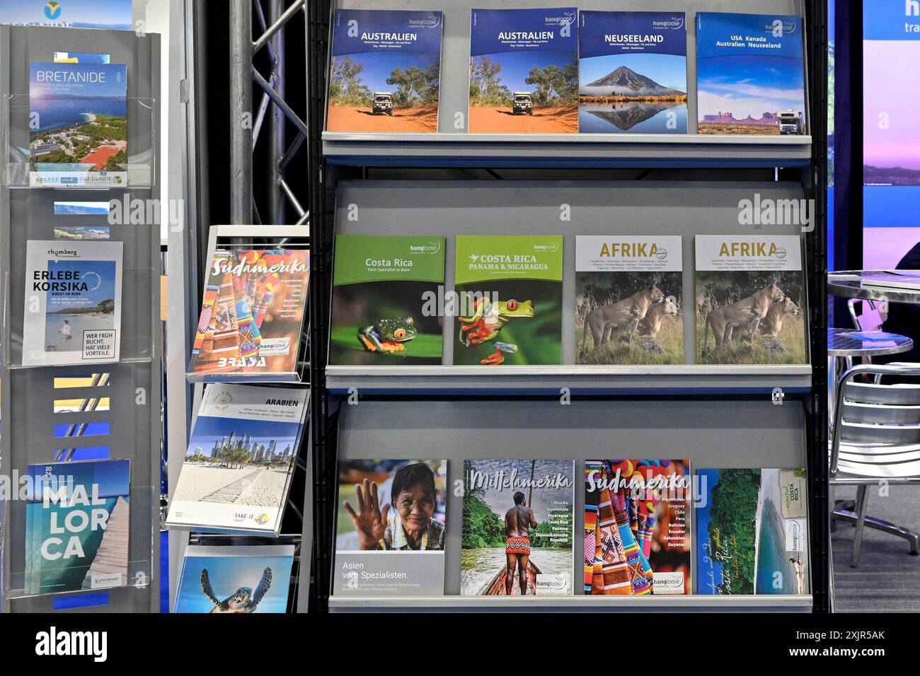Stand d'exposition brochures de voyage voyages longue distance Afrique, Australie, Nouvelle-Zélande, Asie, Amérique centrale, Amérique du Sud, Costa Rica Banque D'Images