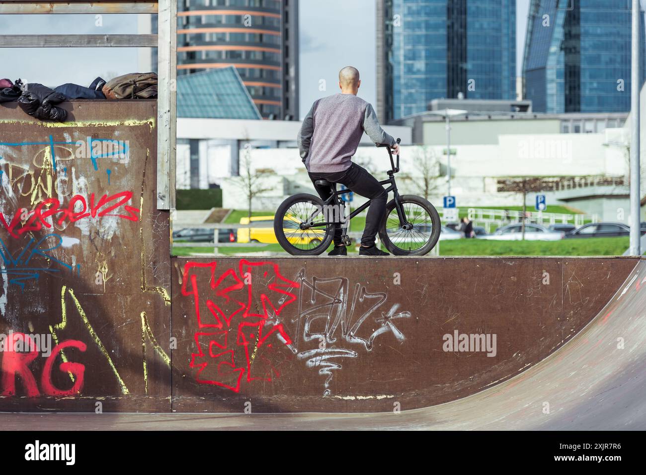 Jeune garçon avec Un vélo BMX debout sur la rampe de Skate Park Banque D'Images