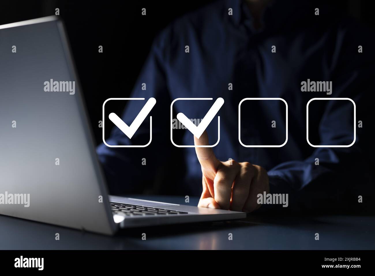 Analyse du choix du consommateur : jeune homme caucasien effectuant une évaluation de la qualité des affaires en ligne avec un ordinateur portable et un questionnaire Banque D'Images