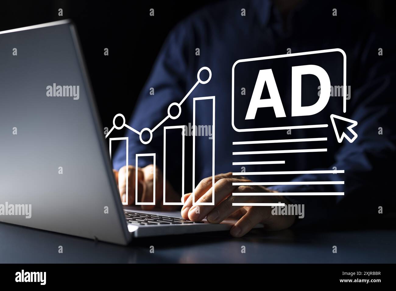 Jeune homme caucasien utilisant un ordinateur portable pour promouvoir sa société de publicité mondiale avec une stratégie de marketing SEO créative pour optimiser la présence en ligne. Banque D'Images