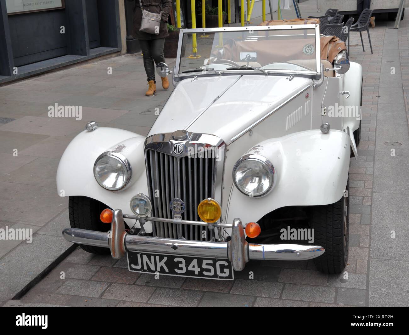 Voiture blanche de type roadster MG TF Midget, fabriquée par MG entre 1953 et 1955 Banque D'Images