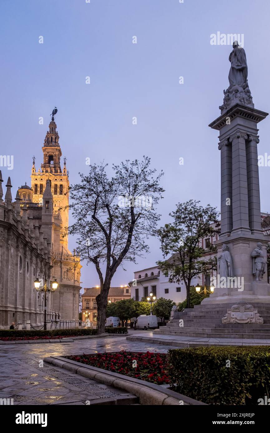 Vue du centre-ville de Séville, Espagne, depuis la Plaza del Triunfo avec la Giralda, le clocher de la cathédrale de Séville, en arrière-plan. Banque D'Images