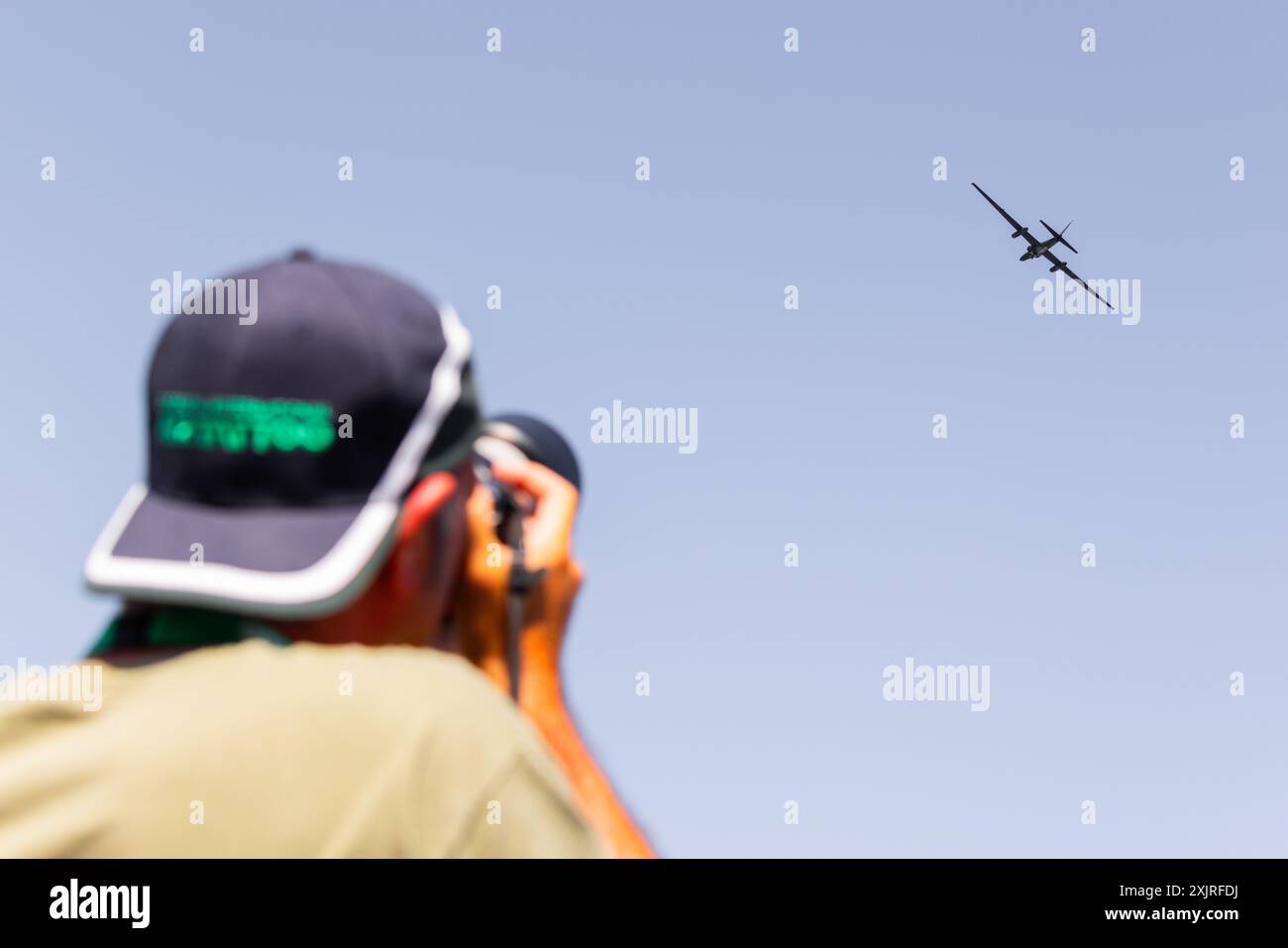 Fairford, Royaume-Uni. 19 JUILLET 2024. Les gens photographient un avion espion U2 alors qu'une vague de chaleur s'est abattue sur la RAF Fairford, la base de l'USAF accueillant le Royal International Air Tattoo, qui voit des centaines d'avions, de dignitaires et de compagnies se rassembler pour des expositions statiques et volantes. Crédit Milo Chandler/Alamy Live News Banque D'Images