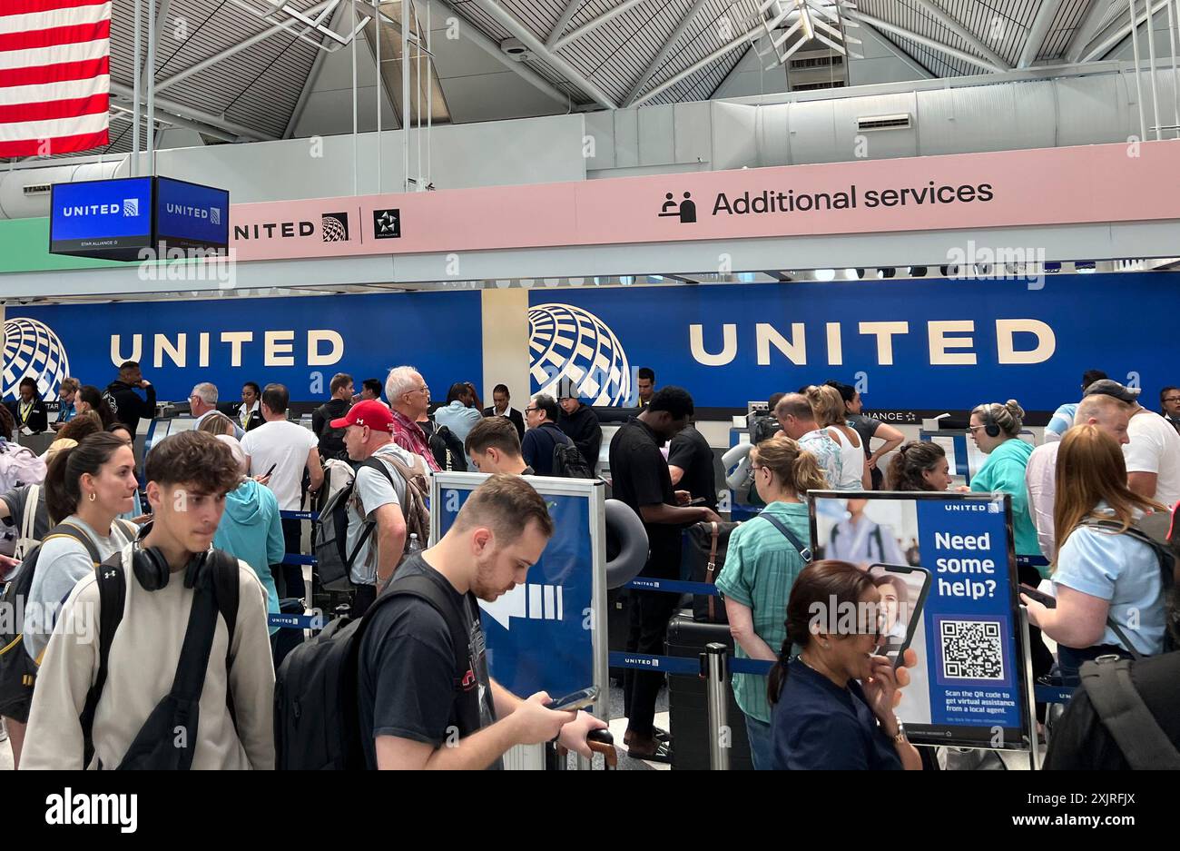 Chicago, États-Unis. 19 juillet 2024. Les passagers attendent à l'aéroport international de Chicago à Chicago, États-Unis, le 19 juillet 2024. Plusieurs compagnies aériennes américaines ont déclaré que leurs vols avaient été retardés ou annulés vendredi en raison de problèmes techniques impliquant le géant de la cybersécurité CrowdStrike et Microsoft. Crédit : Yan Liang/Xinhua/Alamy Live News Banque D'Images