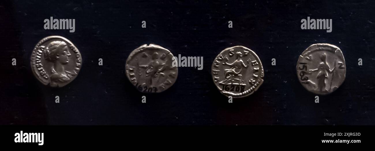 Pièces de monnaie de l'époque romaine antique, ère de l'impératrice Crispina ( 178 - 192 AD) Smyrne Banque D'Images