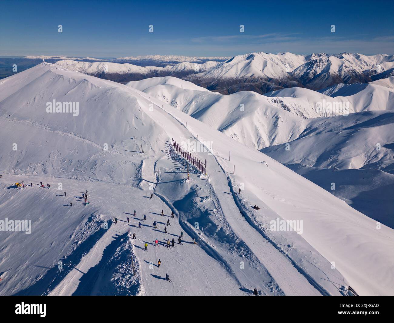 MT Hutt, Nouvelle-Zélande : vue aérienne par drone des pistes de la station de ski de Mt Hutt dans la région de Canterbury en hiver sur l'île du sud de la Nouvelle-Zélande Banque D'Images