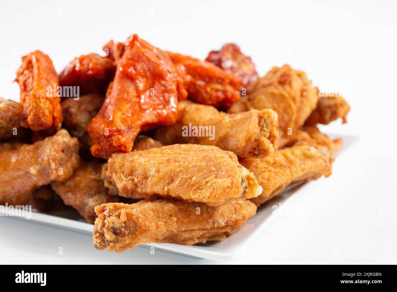 Une vue d'une assiette d'un échantillonneur d'ailes de poulet, avec des saveurs comme le buffle et la sauce barbecue. Banque D'Images