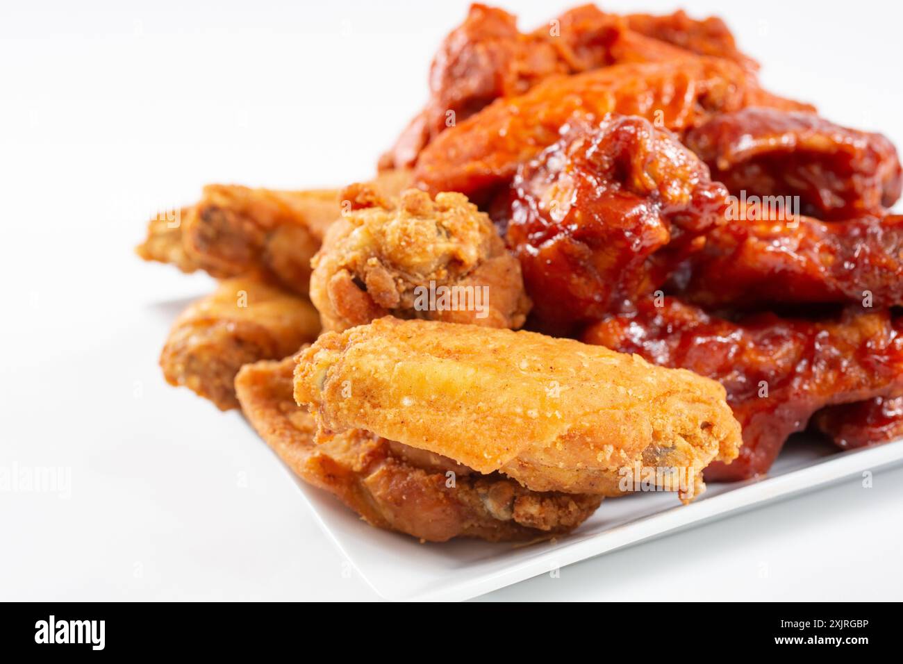 Une vue d'une assiette d'un échantillonneur d'ailes de poulet, avec des saveurs comme le buffle et la sauce barbecue. Banque D'Images