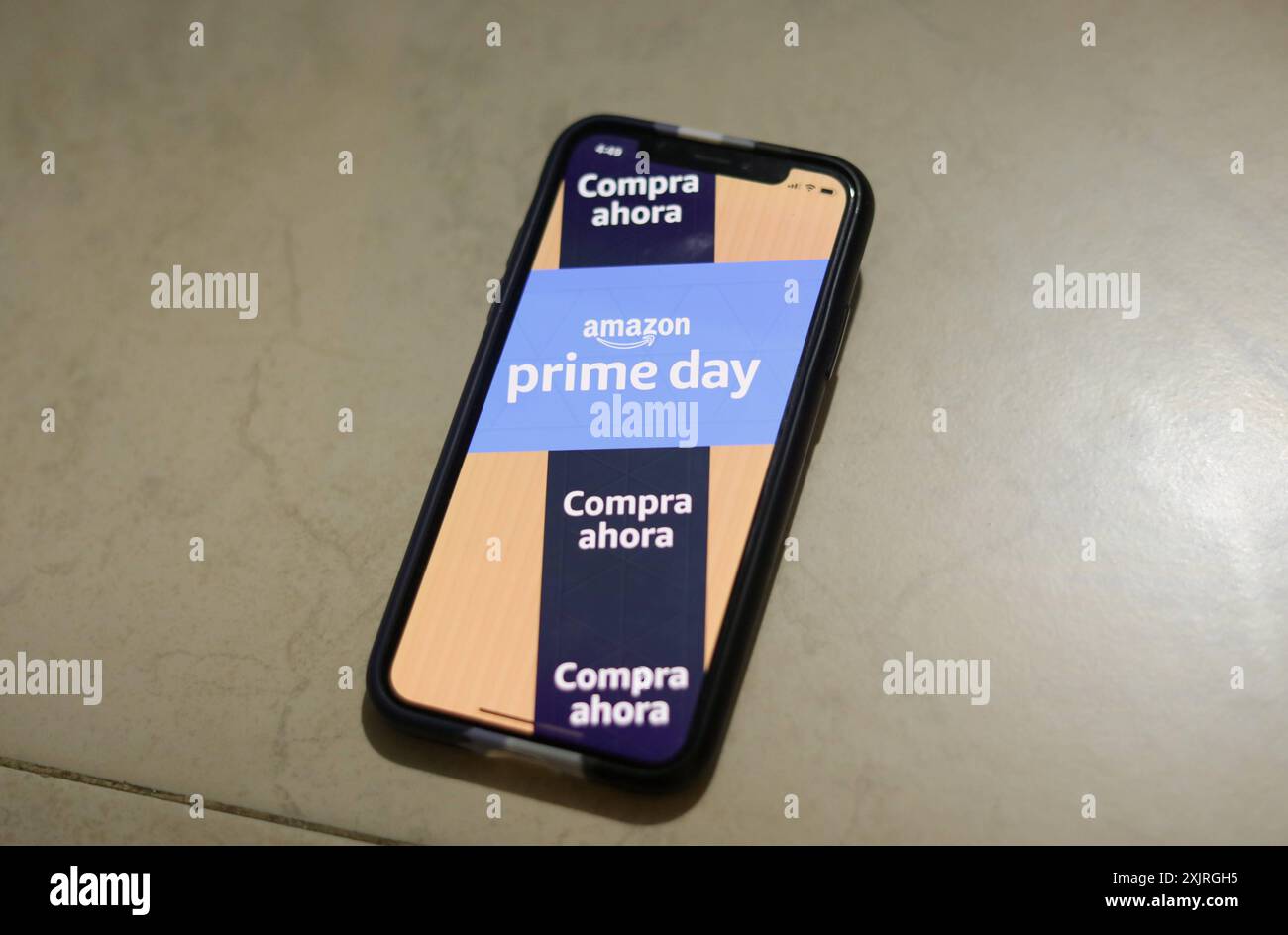 Les gens profitent des offres Amazon Prime Day la publicité Amazon est vue sur un téléphone portable qui offre des promotions disponibles sur son site officiel pour célébrer sa dixième édition d'Amazon Prime Day du 16 au 21 juillet, pendant cette période, les membres Amazon Prime ont accès à des offres incroyables. Le 19 juillet 2024 à Mexico, Mexique. Mexico City CDMX Mexique Copyright : xIanxRoblesx Banque D'Images