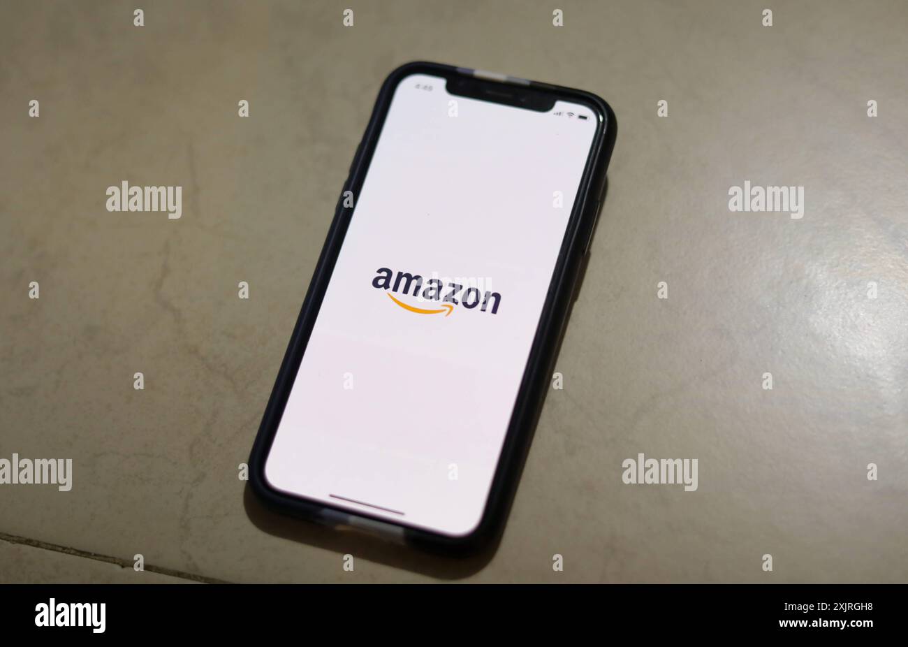 Les gens profitent des offres Amazon Prime Day la publicité Amazon est vue sur un téléphone portable qui offre des promotions disponibles sur son site officiel pour célébrer sa dixième édition d'Amazon Prime Day du 16 au 21 juillet, pendant cette période, les membres Amazon Prime ont accès à des offres incroyables. Le 19 juillet 2024 à Mexico, Mexique. Mexico City CDMX Mexique Copyright : xIanxRoblesx Banque D'Images