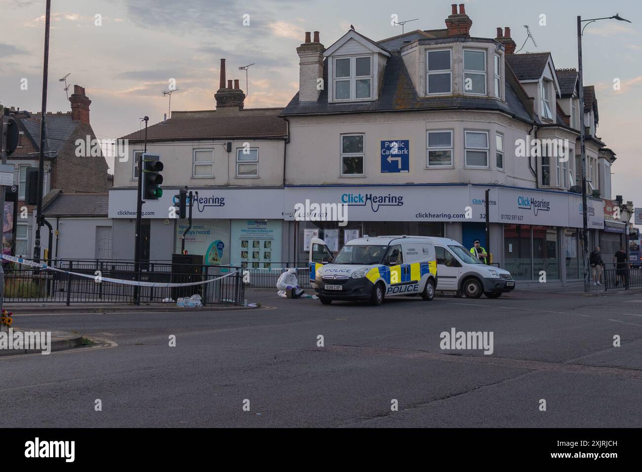 Scène de meurtre, Weslcliff on Sea, 19 juillet 2024. Cordon de police, parking Hamlet court Road. Les médecins légistes de la police rassemblent des preuves sur les lieux d'un coup de couteau. Banque D'Images