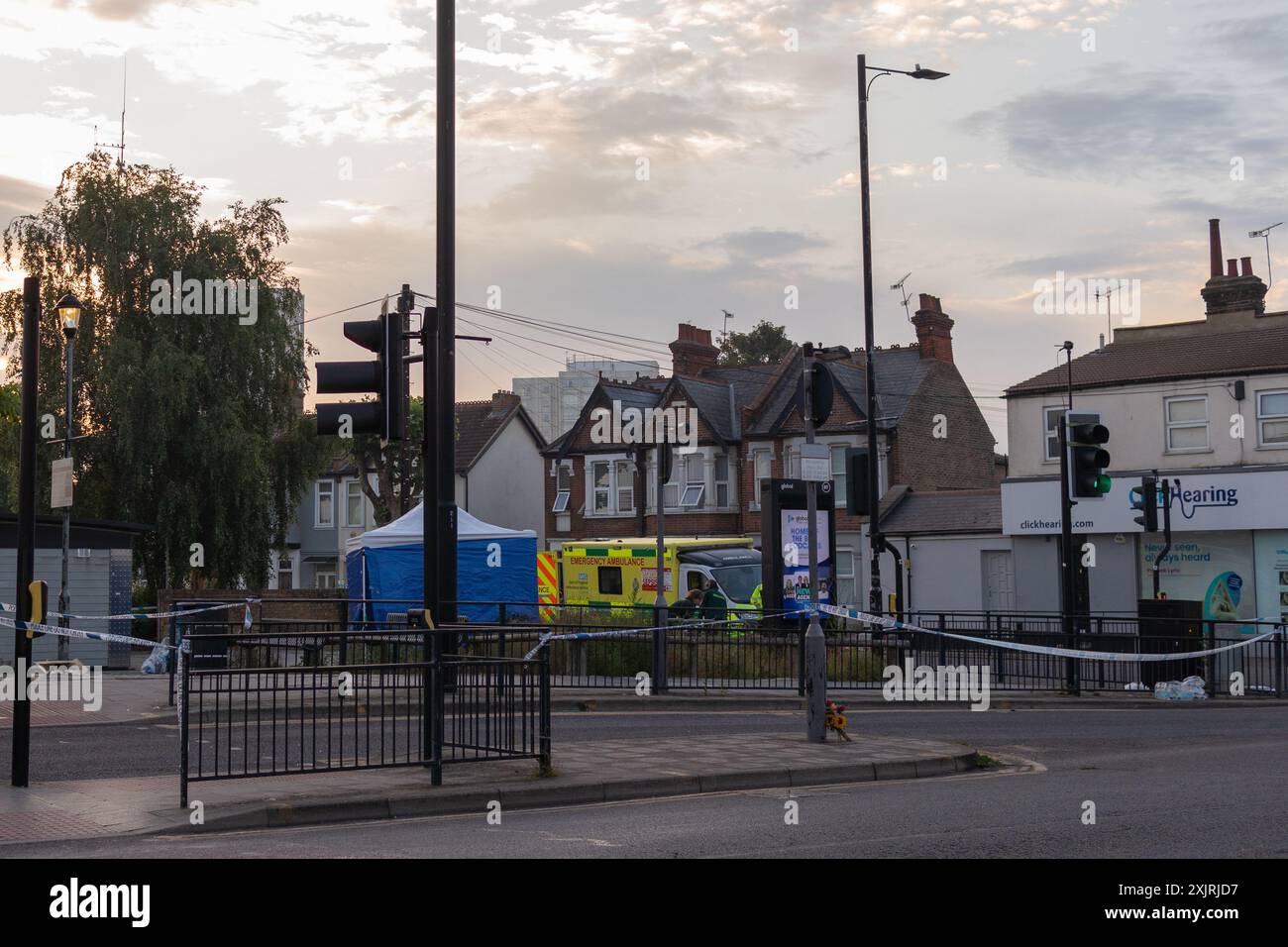 Scène de meurtre, Weslcliff on Sea, 19 juillet 2024. Cordon de police, parking Hamlet court Road. Les médecins légistes de la police rassemblent des preuves sur les lieux d'un coup de couteau. Banque D'Images