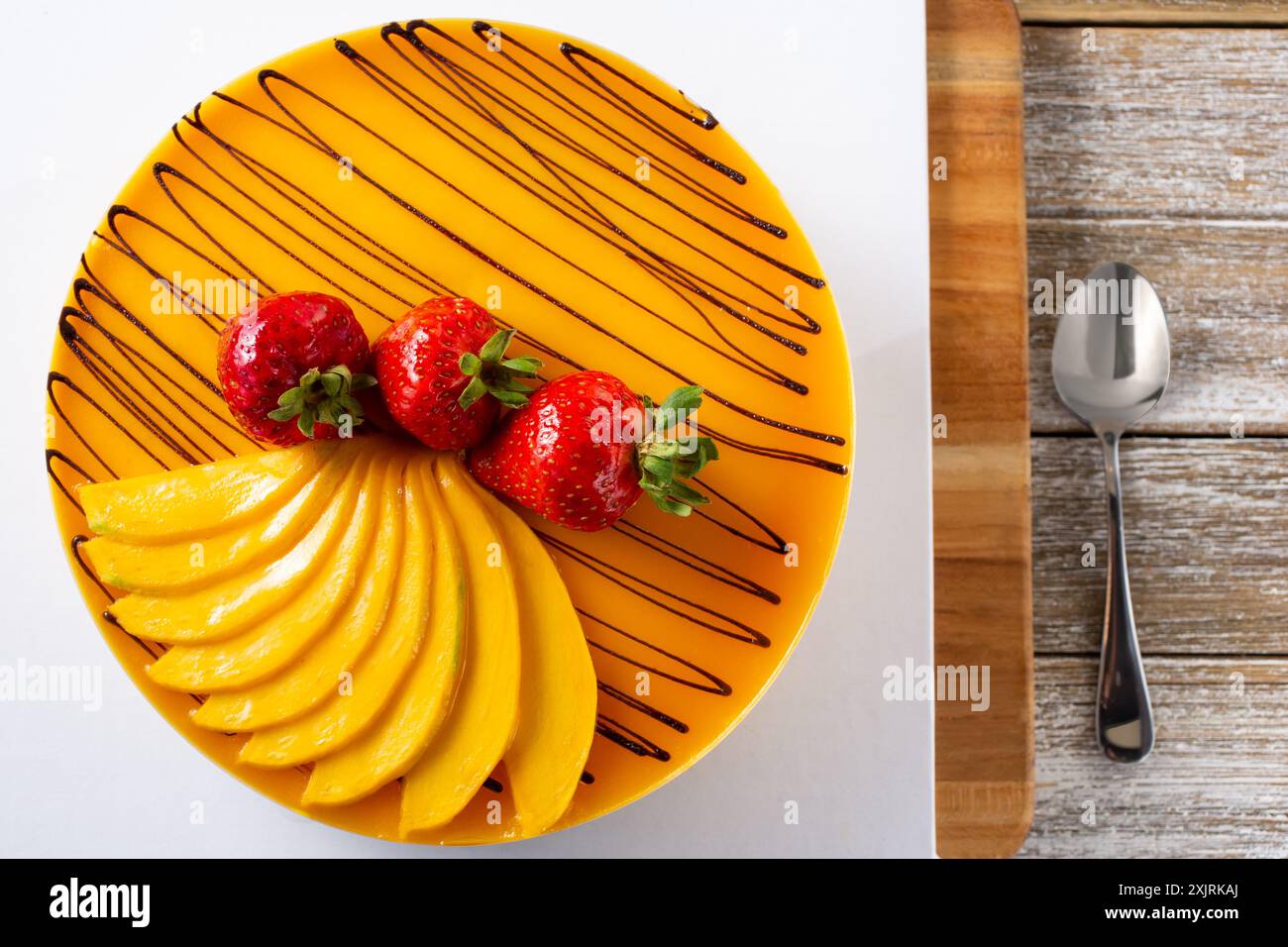 Une vue de haut en bas d'un gâteau mousse de mangue. Banque D'Images