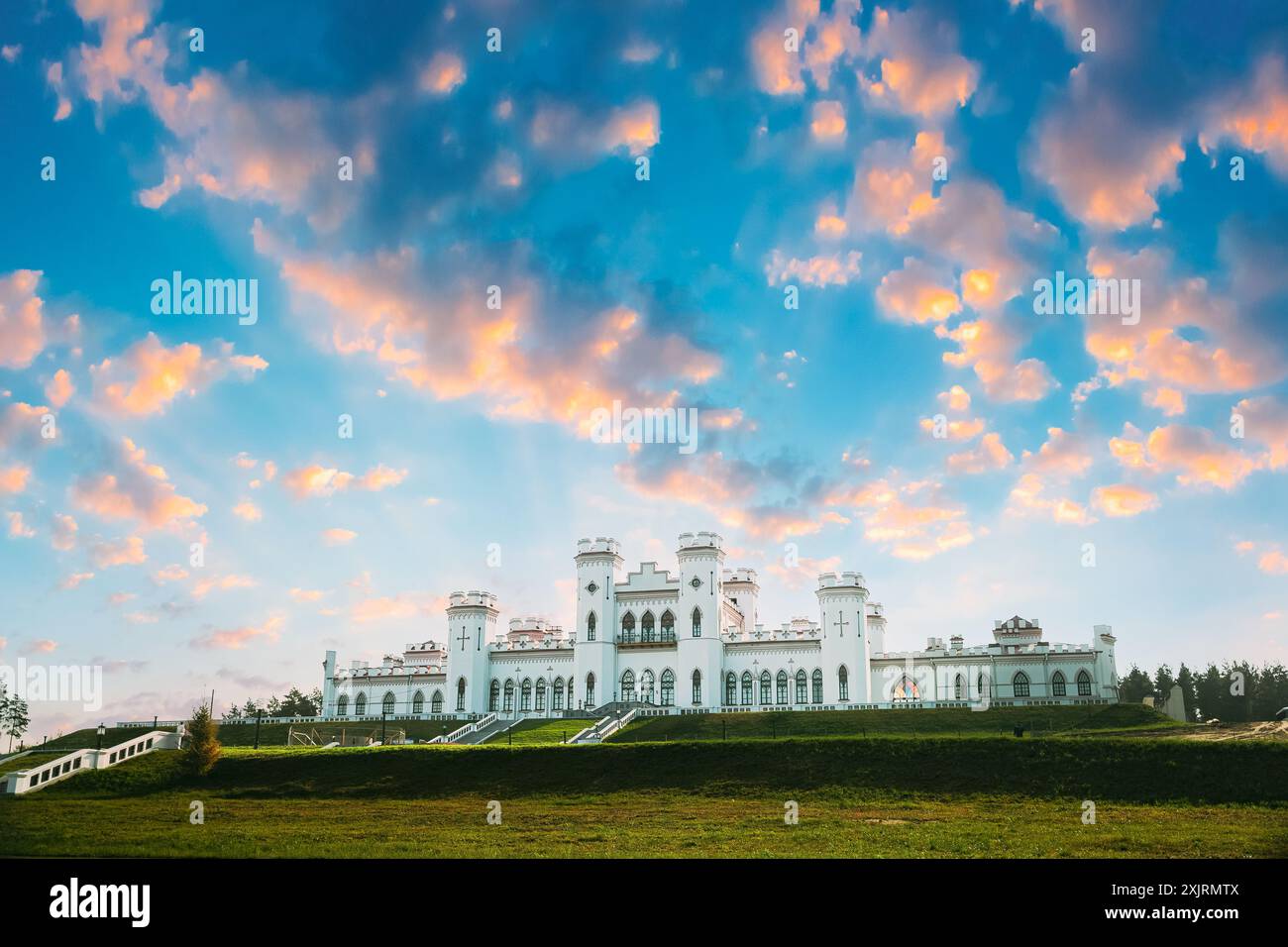 Kosava, Bélarus. Le soleil d'été brille au-dessus du château de Kosava. Château du Palais de Puslowski. Palais catellé en ruines dans le style gothique de renaissance. Repérer et Banque D'Images