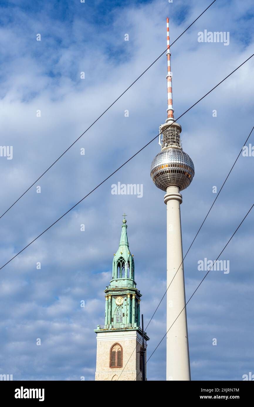 La célèbre tour de télévision à Berlin avec les fils aériens des tramways Banque D'Images