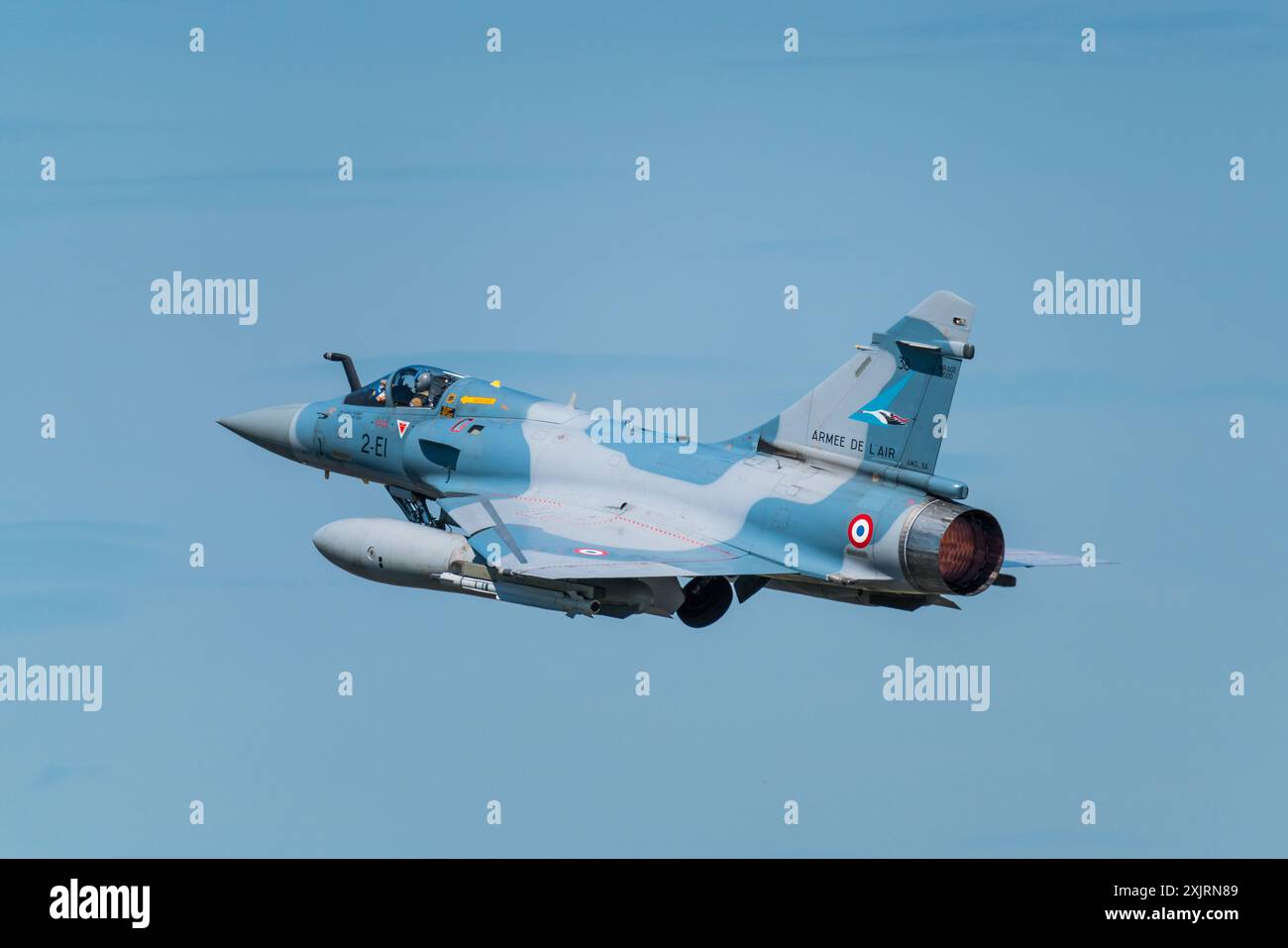 Un Mirage 2000-5F de la Force aérienne et spatiale française décollant lors d'un spectacle aérien à la RAF Fairford Banque D'Images