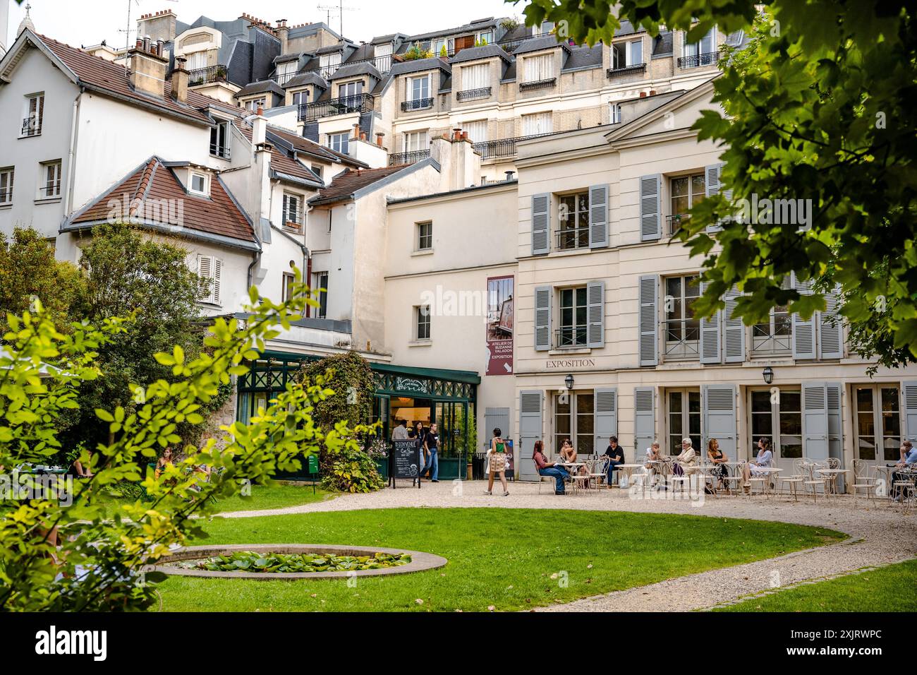 Café confortable dans le jardin de Renoir du Musée de Montmartre (Montmartre Museum) dans la rue Cortot dans le 18ème arrondissement de Paris, France. Banque D'Images