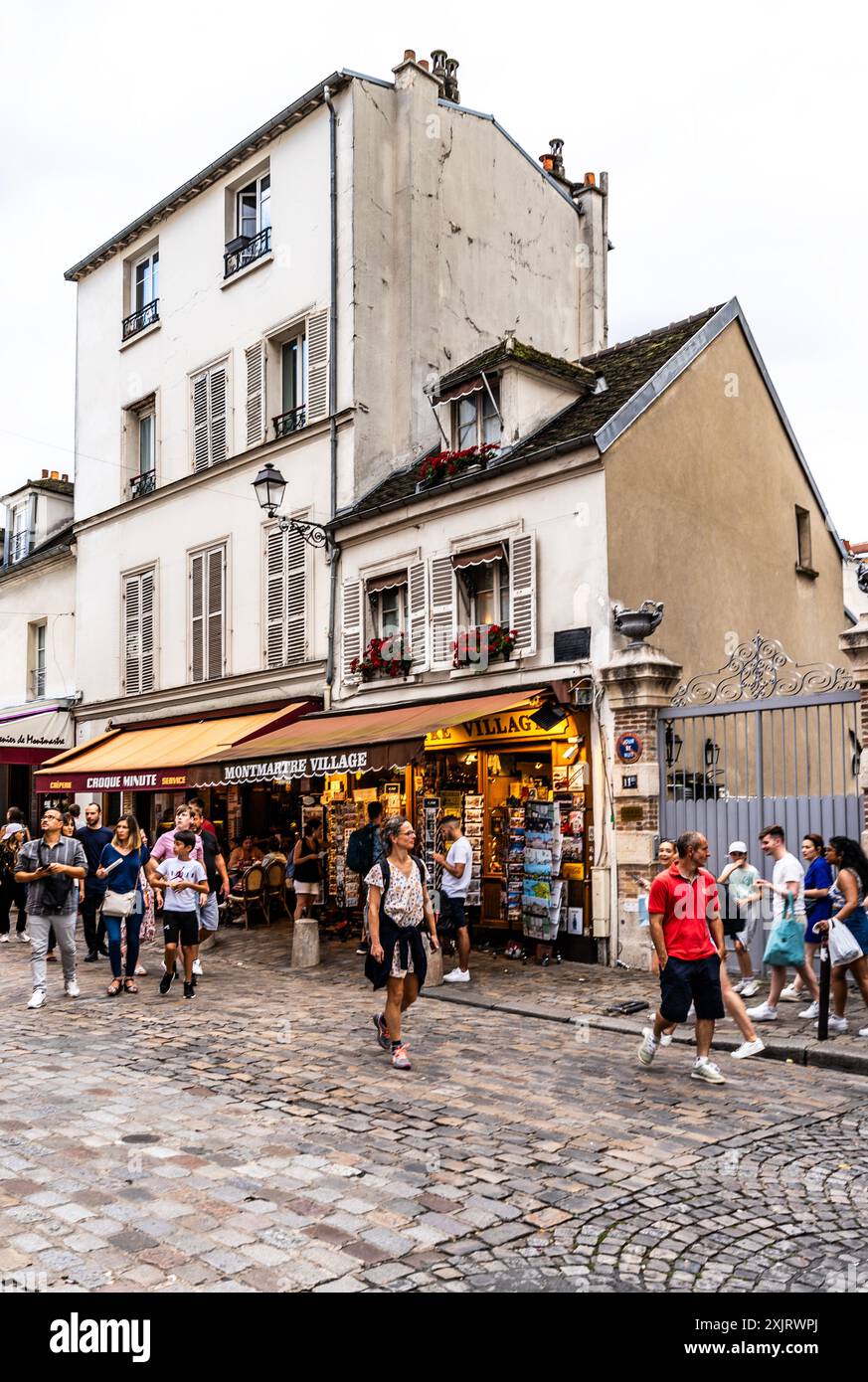 Rue du Mont Cenis, une rue de la butte de Montmartre, populaire pour ses restaurants et bistrot, Paris, France Banque D'Images