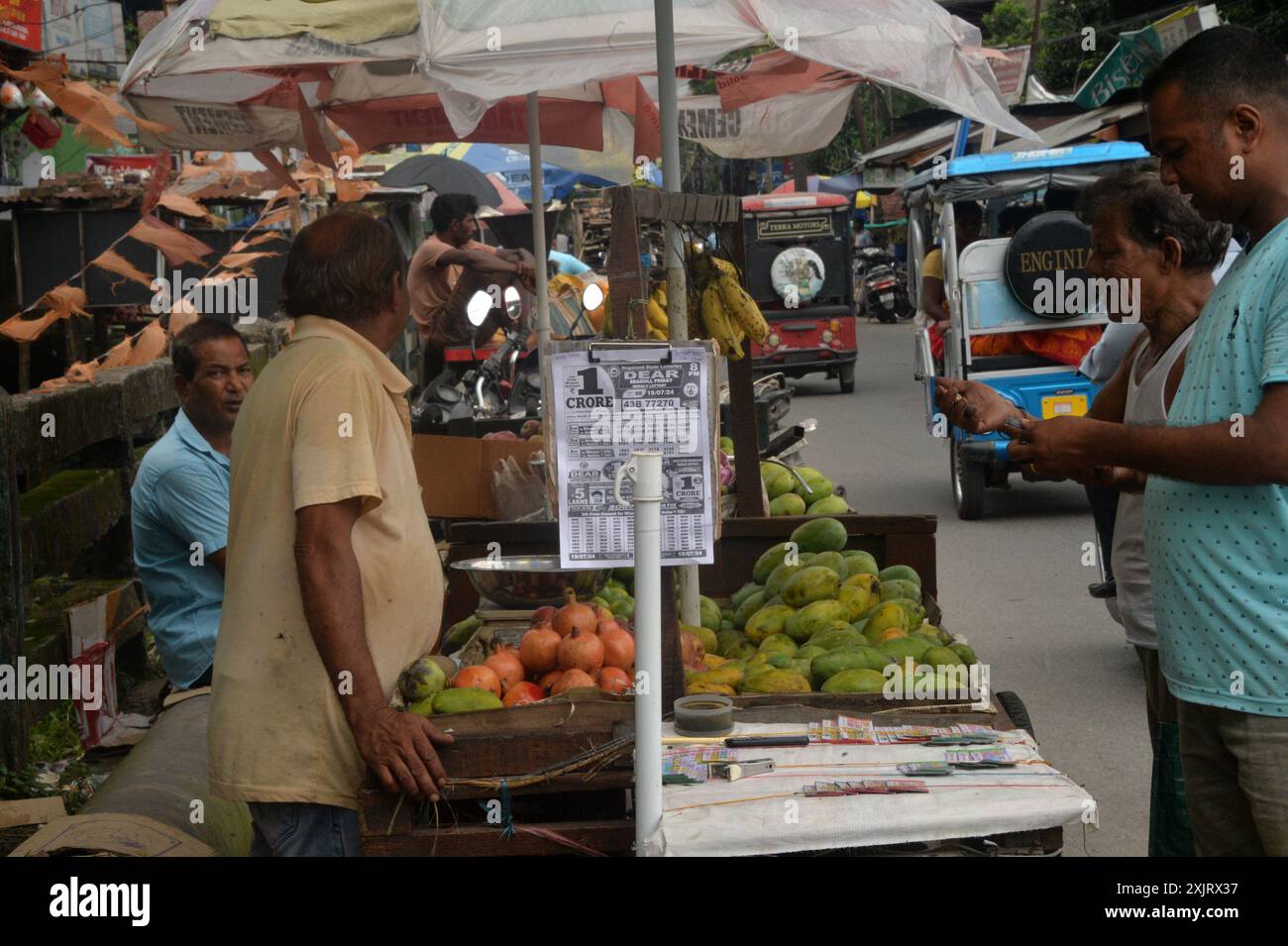 Siliguri, Bengale occidental, Inde. 20 juillet 2024. Les vendeurs de stalles temporaires de bord de route vendent des fruits à Siliguri. (Crédit image : © Diptendu Dutta/ZUMA Press Wire) USAGE ÉDITORIAL SEULEMENT! Non destiné à UN USAGE commercial ! Banque D'Images Siliguri, Bengale occidental, Inde. 20 juillet 2024. Les vendeurs de stalles temporaires de bord de route vendent des fruits à Siliguri. (Crédit image : © Diptendu Dutta/ZUMA Press Wire) USAGE ÉDITORIAL SEULEMENT! Non destiné à UN USAGE commercial ! Banque D'Images