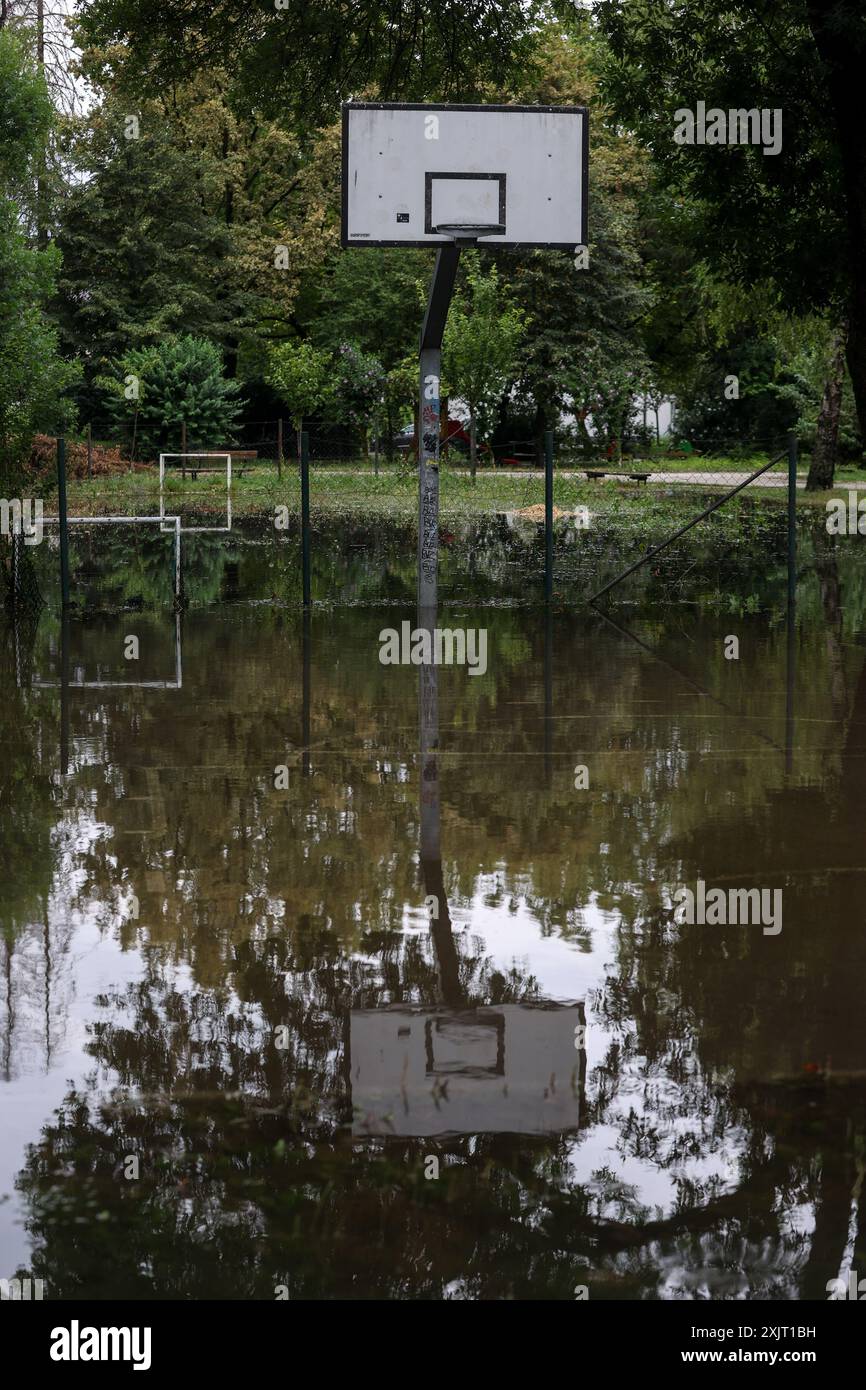 Zagreb, Croatie. 20 juillet 2024. Un terrain de basket-ball inondé est vu après le passage de la tempête estivale à Zagreb, en Croatie, le 20 juillet 2024. Photo : Igor Kralj/PIXSELL crédit : Pixsell/Alamy Live News Banque D'Images
