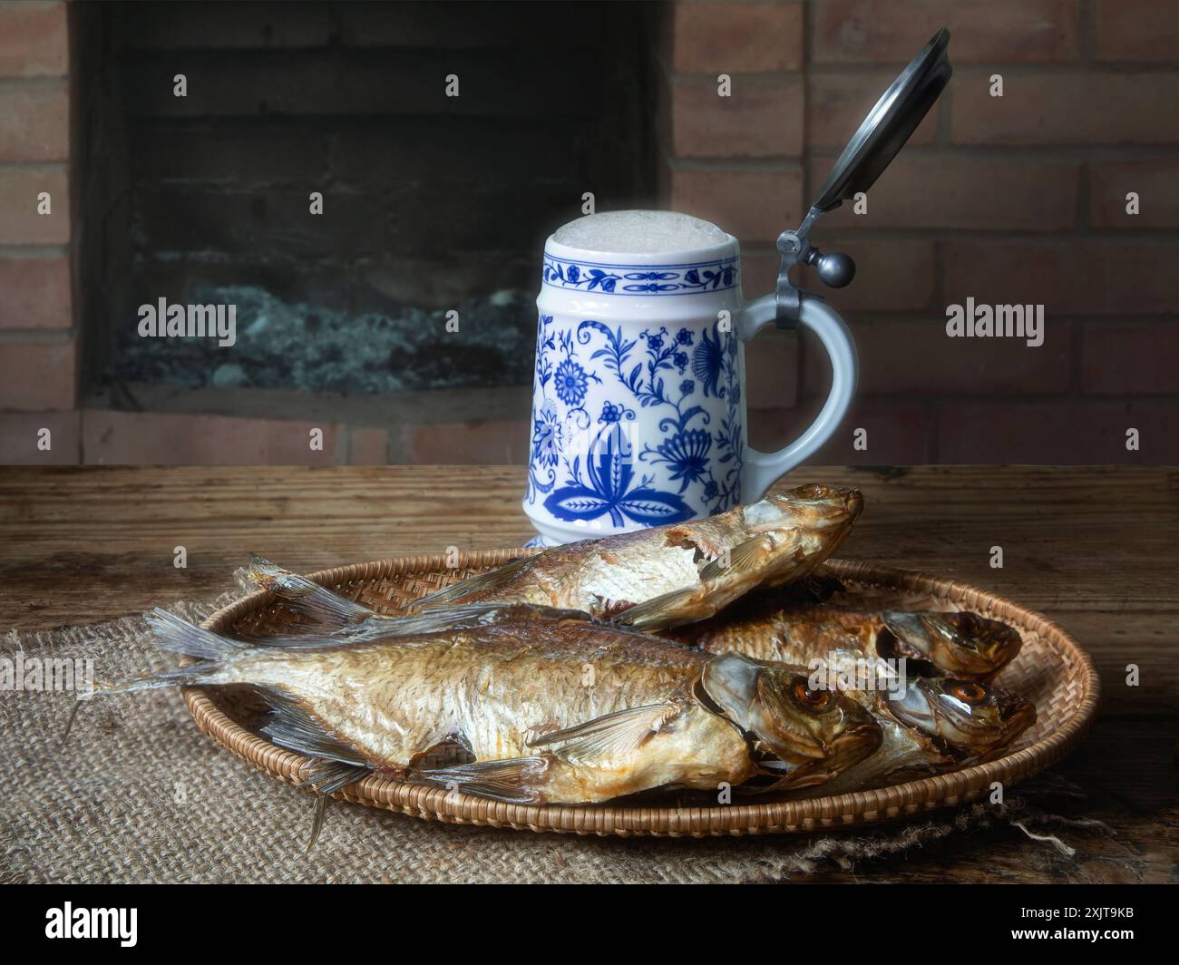 Nature morte avec tasse de bière et poisson séché Banque D'Images