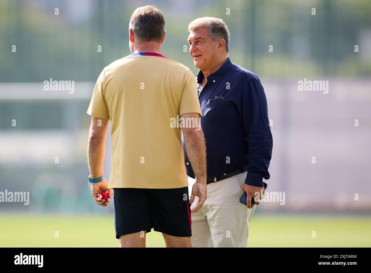 Hansi Flick, entraîneur du FC Barcelone (l) avec Joan Laporta, président du FC Barcelone (R) lors d'une séance d'entraînement du FC Barcelone à Ciutat Esport Banque D'Images