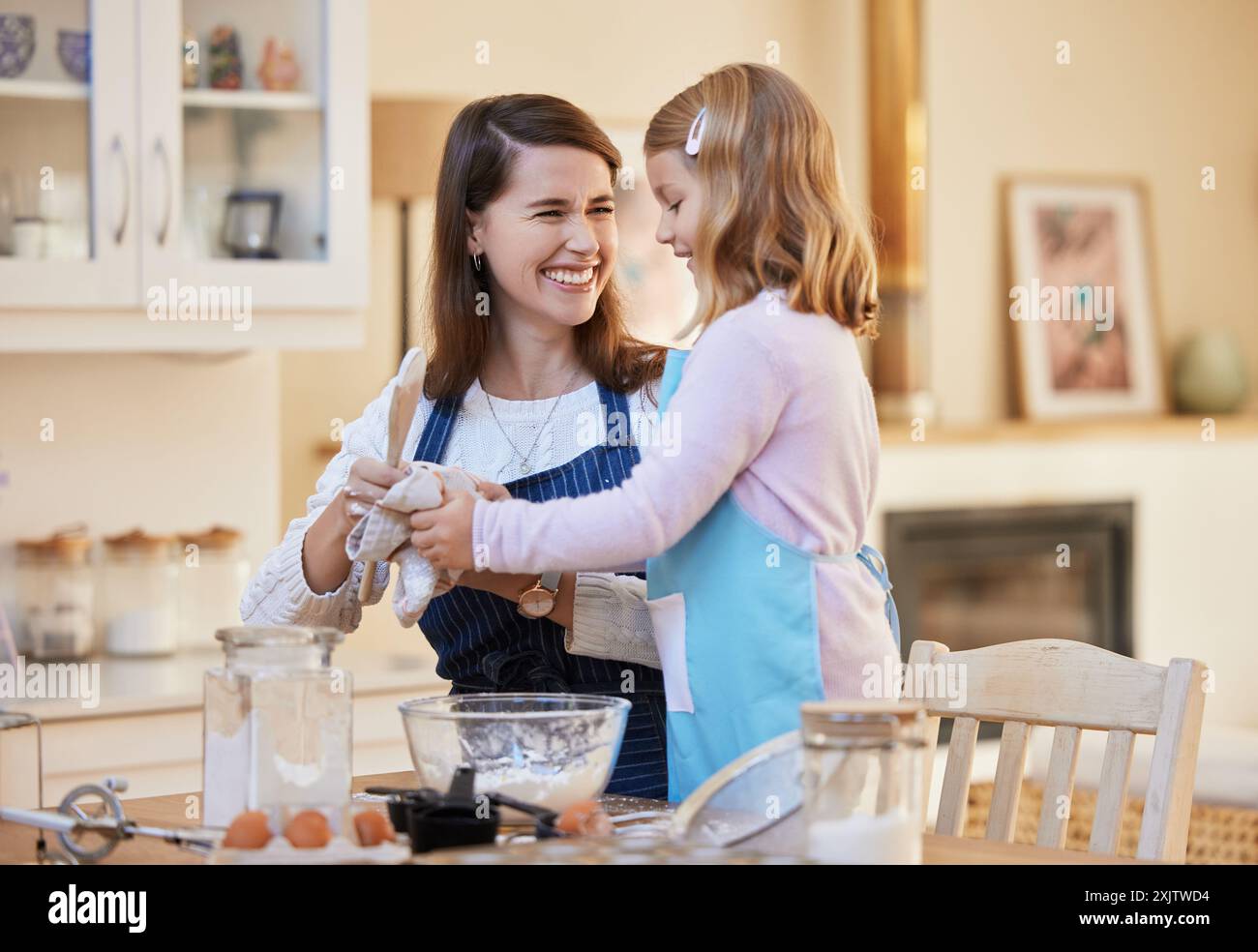 Mère heureuse, fille et nettoyage avec les mains de cuisson dans la cuisine pour le dessert, la collation ou le mélange d'ingrédients ensemble à la maison. Jeune enfant ou petite fille Banque D'Images