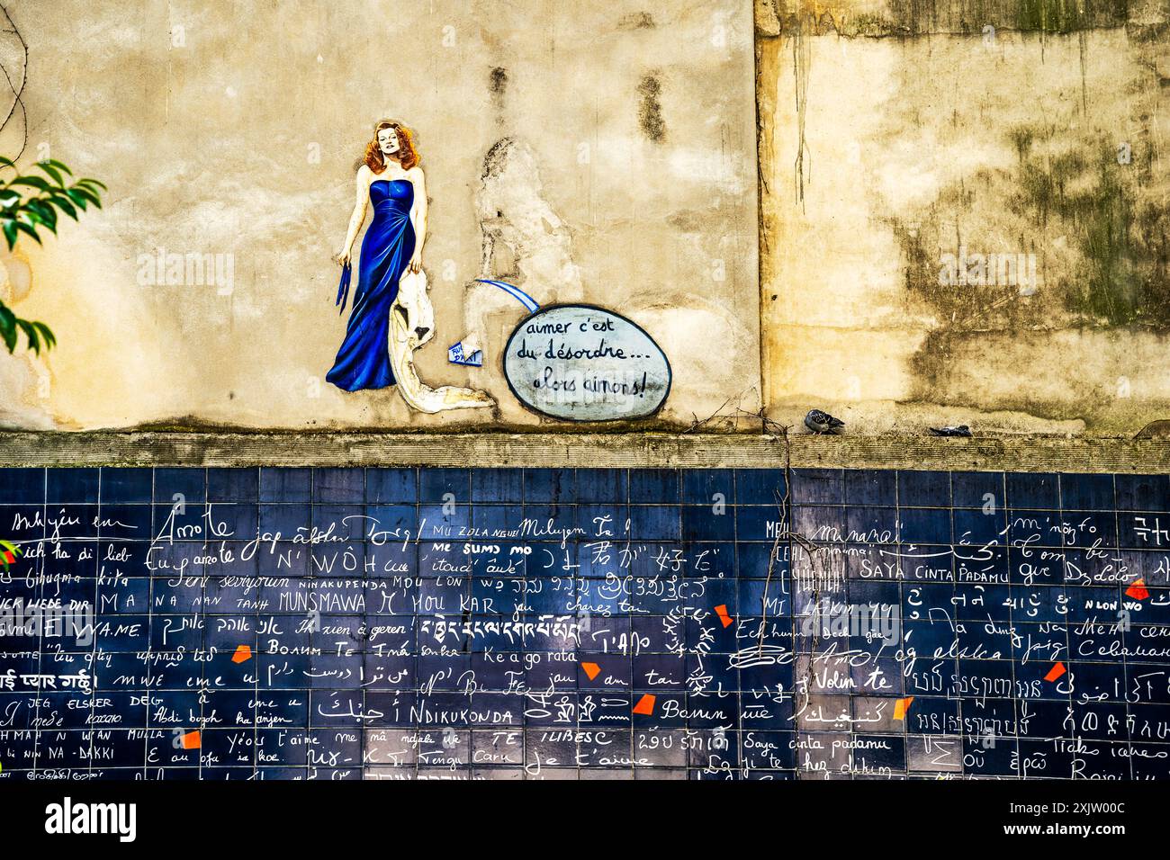 Mur d'amour, mur sur le thème de l'amour dans la place du jardin Jehan Rictus à Montmartre, Paris, France, composé de tuiles de lave émaillée. Banque D'Images