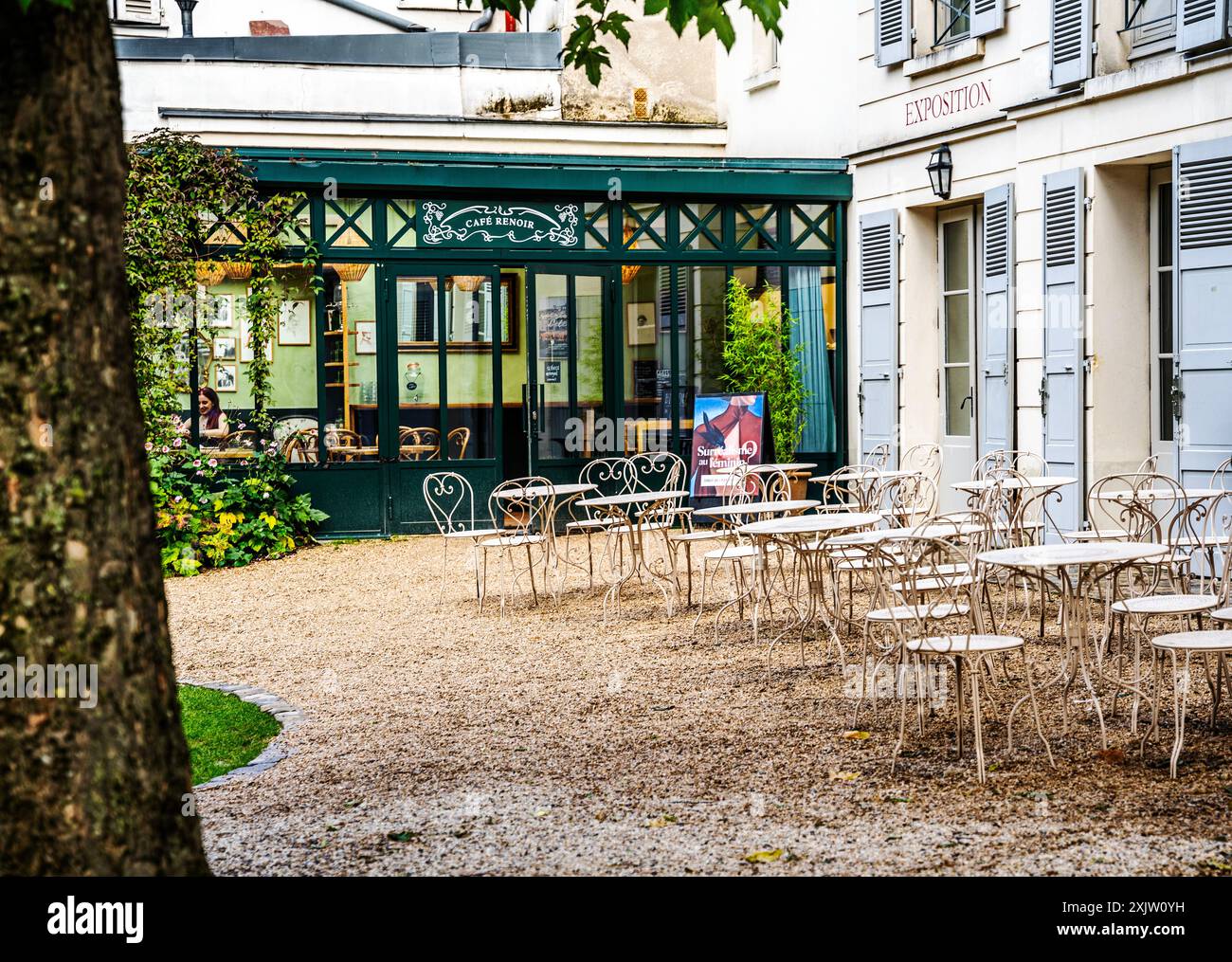 Café confortable dans le jardin de Renoir du Musée de Montmartre (Montmartre Museum) dans la rue Cortot dans le 18ème arrondissement de Paris, France. Banque D'Images