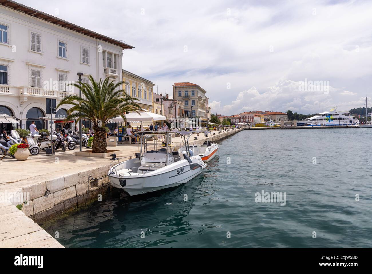 Promenade piétonne du port (Obala Marsala Tita) à Porec, côte d'Istrie, Croatie, Europe Banque D'Images