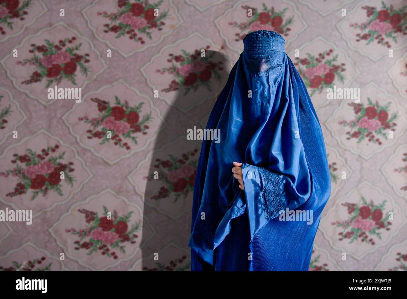 Femme portant une burqa bleue traditionnelle d'Afghanistan. Banque D'Images
