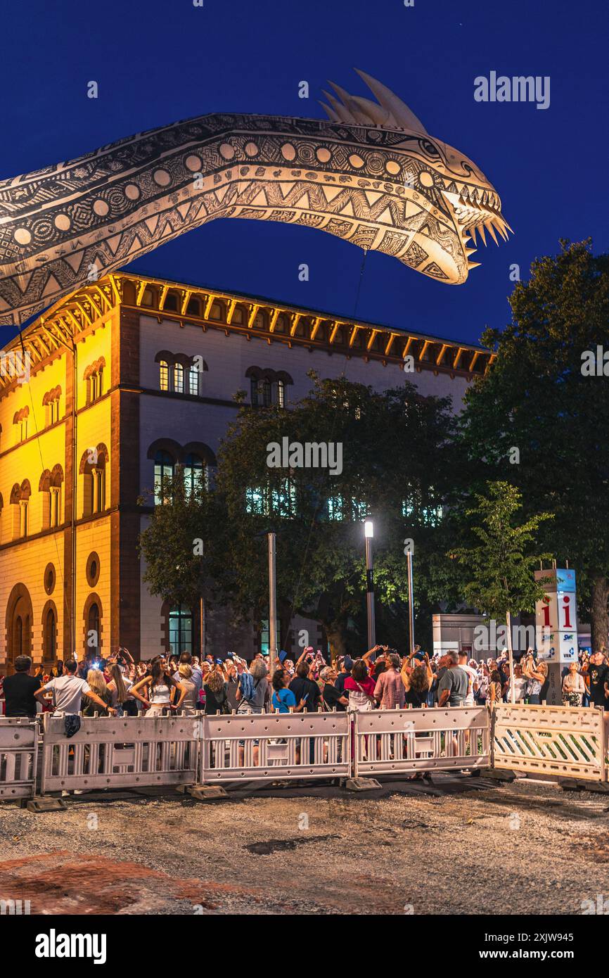 Kaiserslautern, Allemagne. 19 juillet 2024. Anguille géante en face du bâtiment fruit Hall (Fruchthalle), le centre-ville de Kaiserslautern. Trois jours de théâtre de rue et de musique interprétés par 200 artistes internationaux avec et sans handicap, dans le centre-ville de Kaiserslautern. Crédit : Gustav Zygmund/Alamy News Banque D'Images