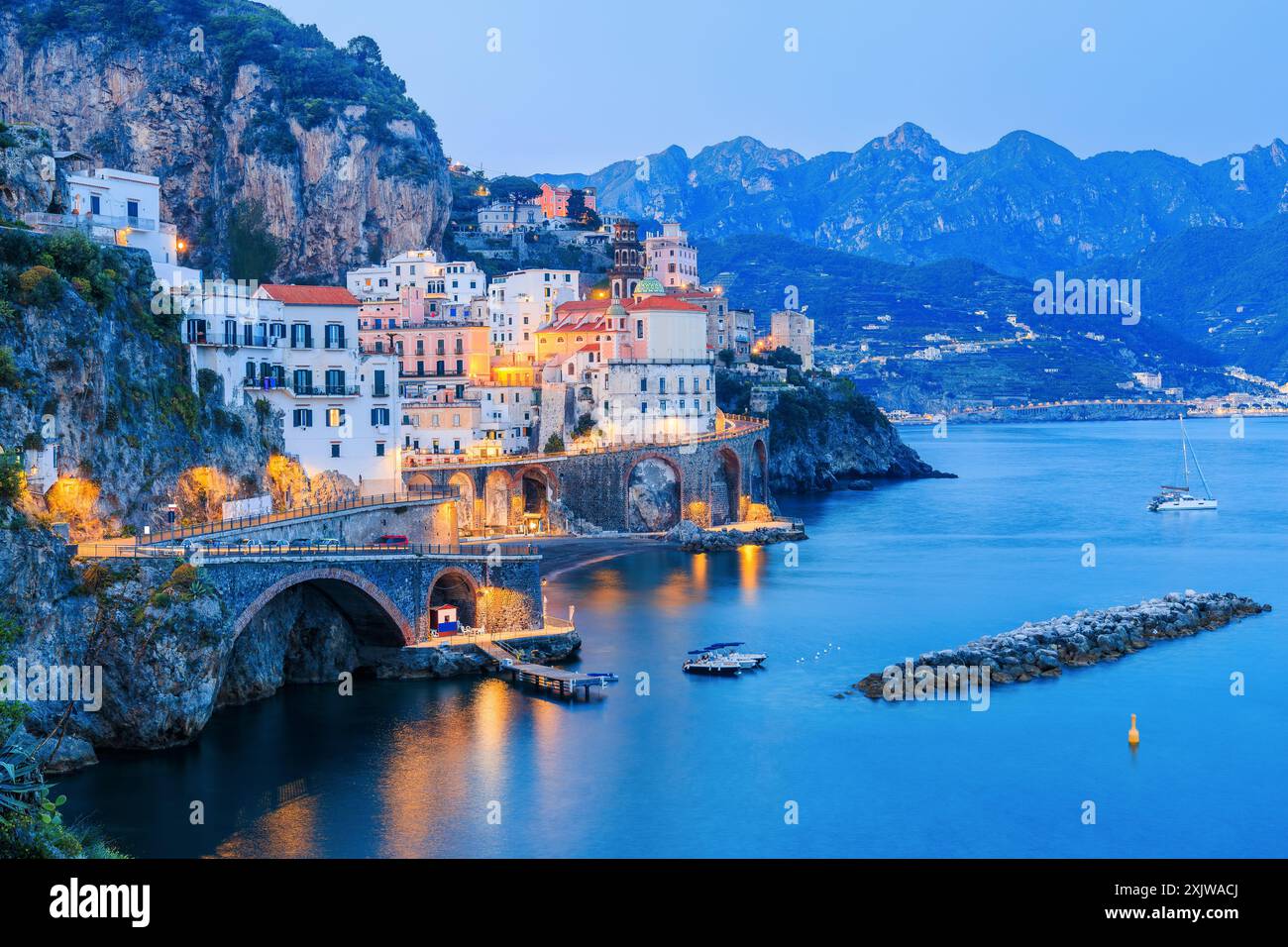 Côte amalfitaine, Italie. Vue sur la ville d'Atrani et la côte amalfitaine. Banque D'Images