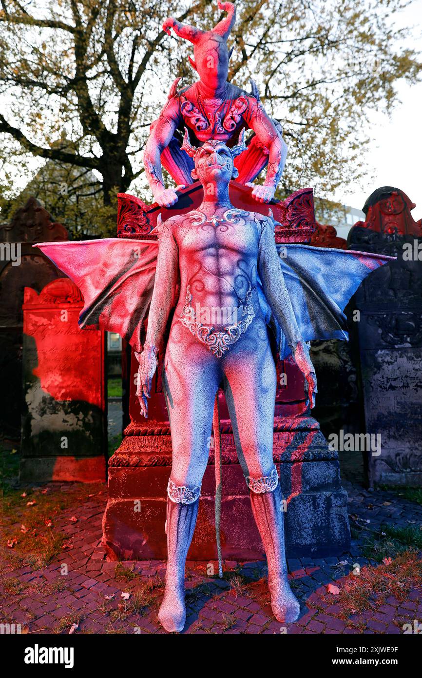 GEEK ART - Bodypainting and Transformaking : Gargoyle Photoshooting mit Enrico Lein und Marlena Wieland an der Nikolaikapelle auf dem Nikolaifriedhof à Hanovre. - Ein Projekt des Fotografen Tschiponnique Skupin und des Bodypainters und Transformakers Enrico Lein *** GEEK ART Bodypainting et Transformaking Gargoyle photographie avec Enrico Lein et Marlena Wieland au Nikolaikapelle sur le Nikolaifriedhof à Hanovre Un projet du photographe Tschiponnique Skupin et du bodypeintre et transformateur Enrico Lein Foto:XT.xSkupinx/xart Fugexart 4762 Banque D'Images