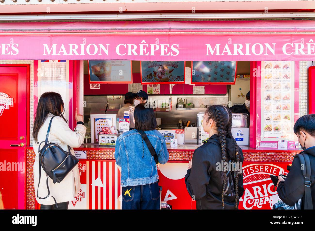 Les clients qui font la queue pour être servis au comptoir à emporter de la succursale Harajuku de Marion Crepes, une crêpe sucrée luxueuse et populaire. Banque D'Images