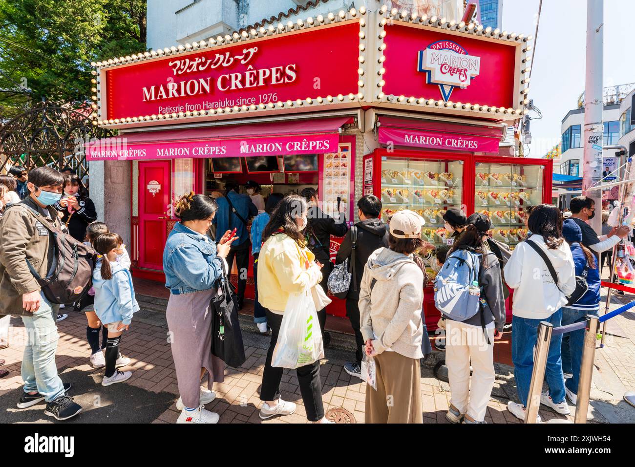 Les clients qui font la queue pour être servis au comptoir à emporter de la succursale Harajuku de Marion Crepes, une crêpe sucrée luxueuse et populaire. Banque D'Images