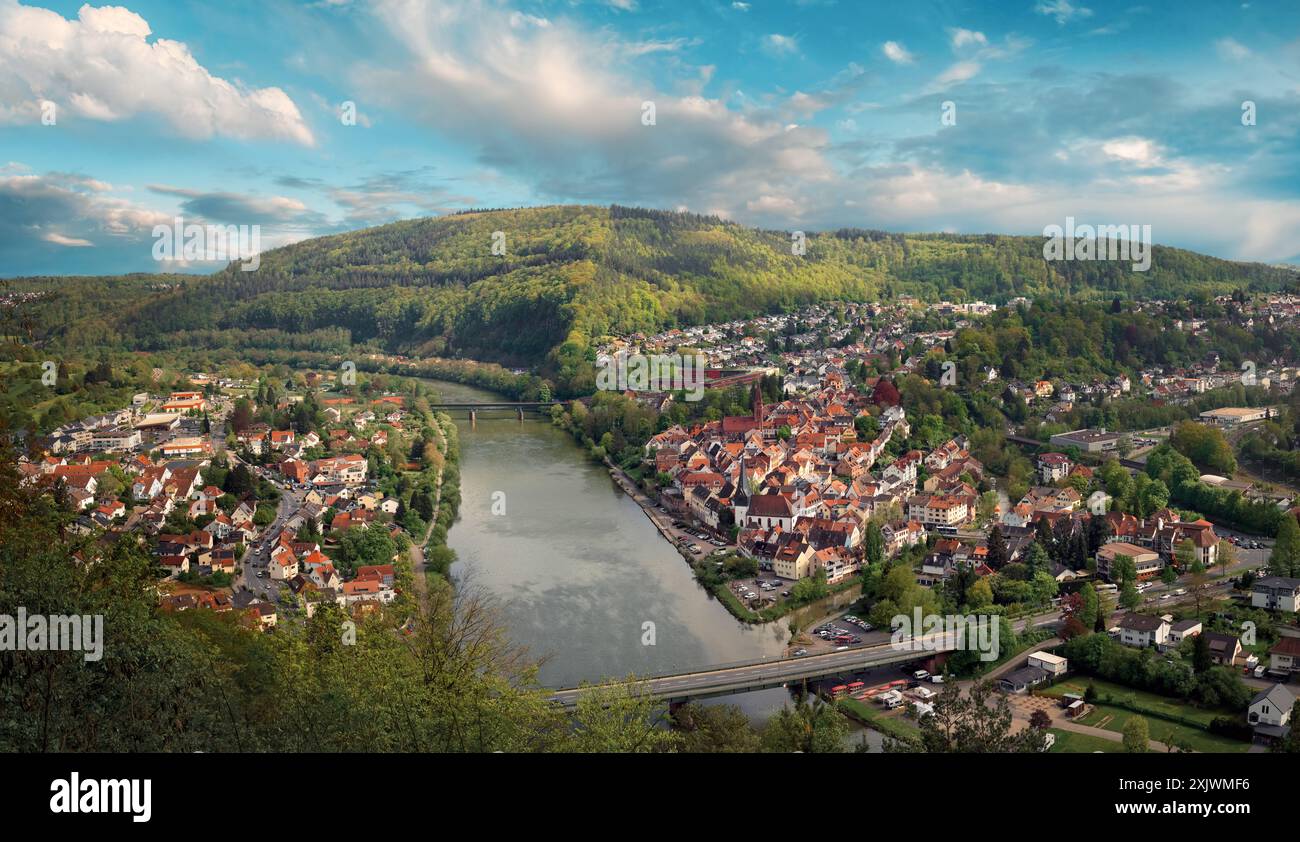 Vue aérienne d'une ville européenne pittoresque dans une belle lumière du soleil. La ville de Neckargemuend, près de Heidelberg, Allemagne, avec la rivière Neckar Banque D'Images