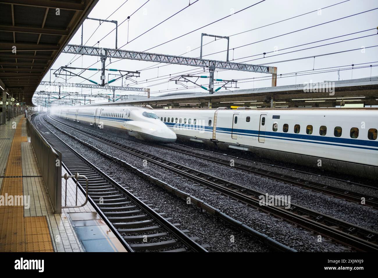 Les trains à grande vitesse Shinkansen sont le moyen le plus rapide et le plus pratique de découvrir le Japon, avec des trains atteignant une vitesse maximale de 320 km/h (199 mph). Banque D'Images