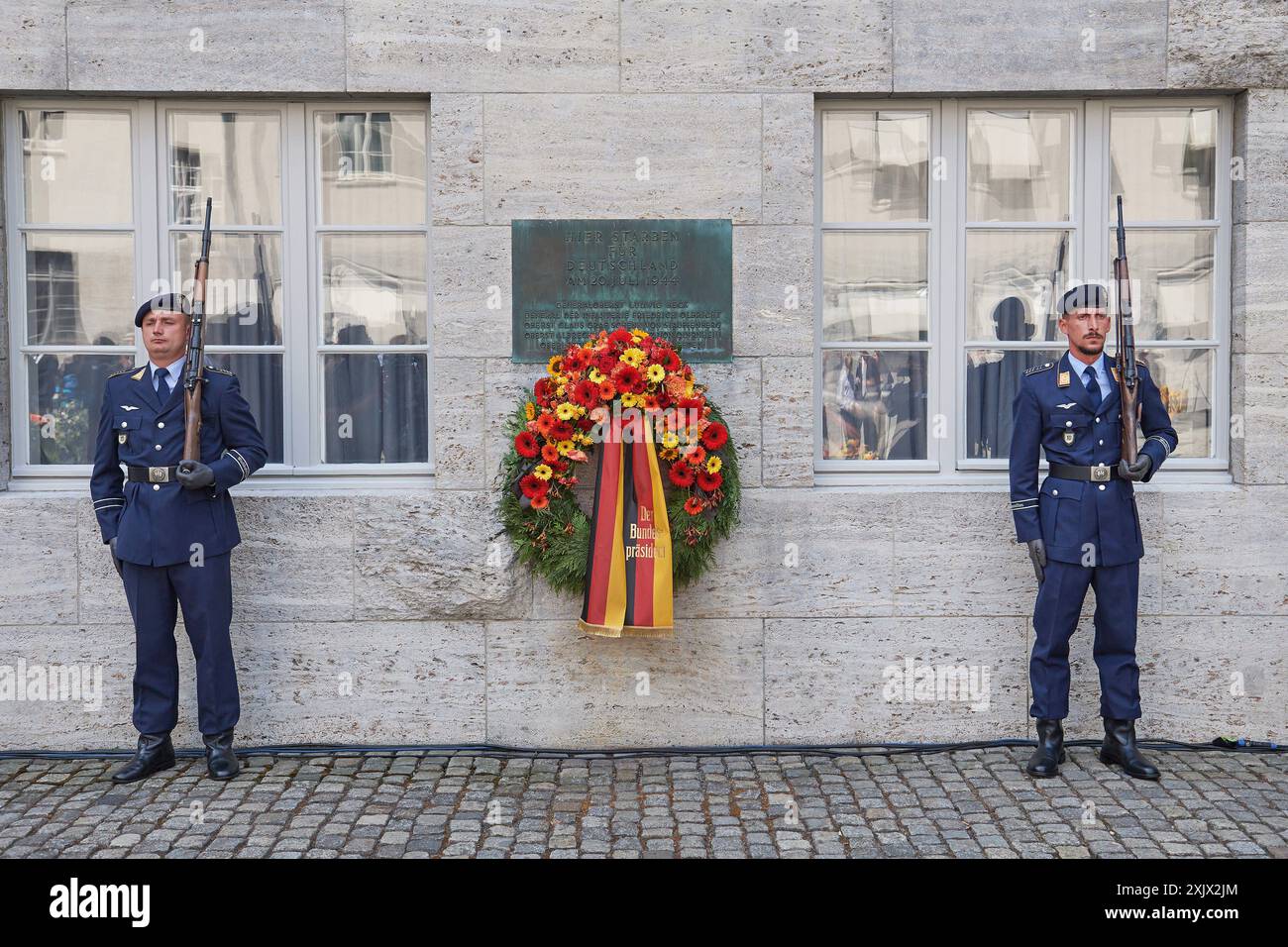 An das gescheiterte Attentat auf Adolf Hitler AM 20. Juillet 1944 ist am Samstag 20.07.2024 mit einer Gedenkveranstaltung im Berliner Bendlerblock erinnert worden. Bundeskanzler Olaf Scholz SPD rief in seiner Rede zum 80. Jahrestag des Umsturzversuchs die Verantwortung jedes Einzelnen ueür die Verteidigung von Demokratie und Rechtsstaatlichkeit ins Gedaechtnis. Spitzenvertreter des Staates wie Bundespraesident Frank-Walter Steinmeier, Bundestagspraesidentin Baerbel Bärbel Bas und Bundesratspraesidentin Manuela Schwesig beide SPD legten Kraenze an der Stelle nieder, an der Claus Schenk Graf von St. Banque D'Images