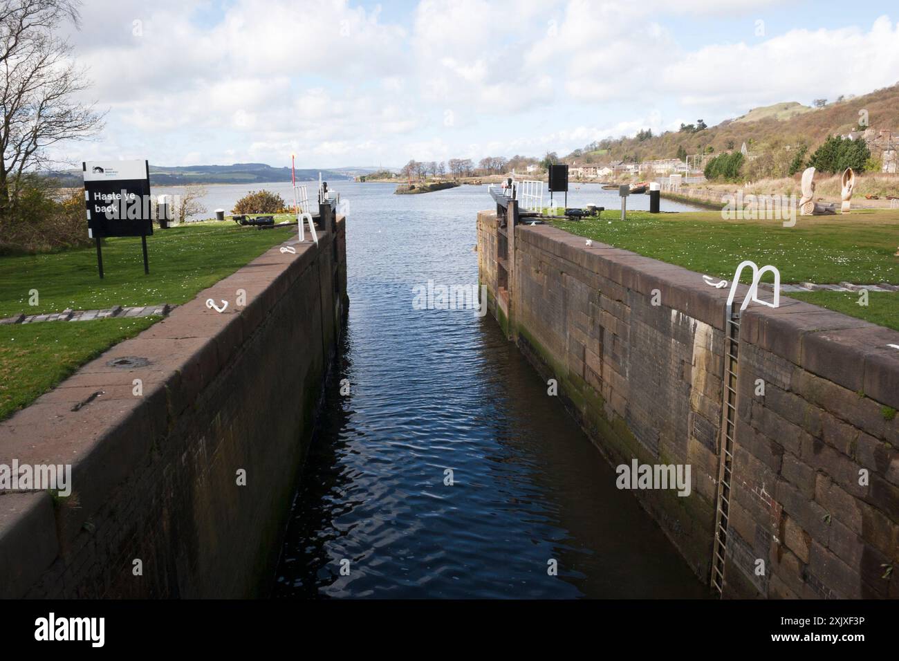 Lock on the Forth and Clyde canal à Bowling, West Dunbartonshire, Écosse Banque D'Images