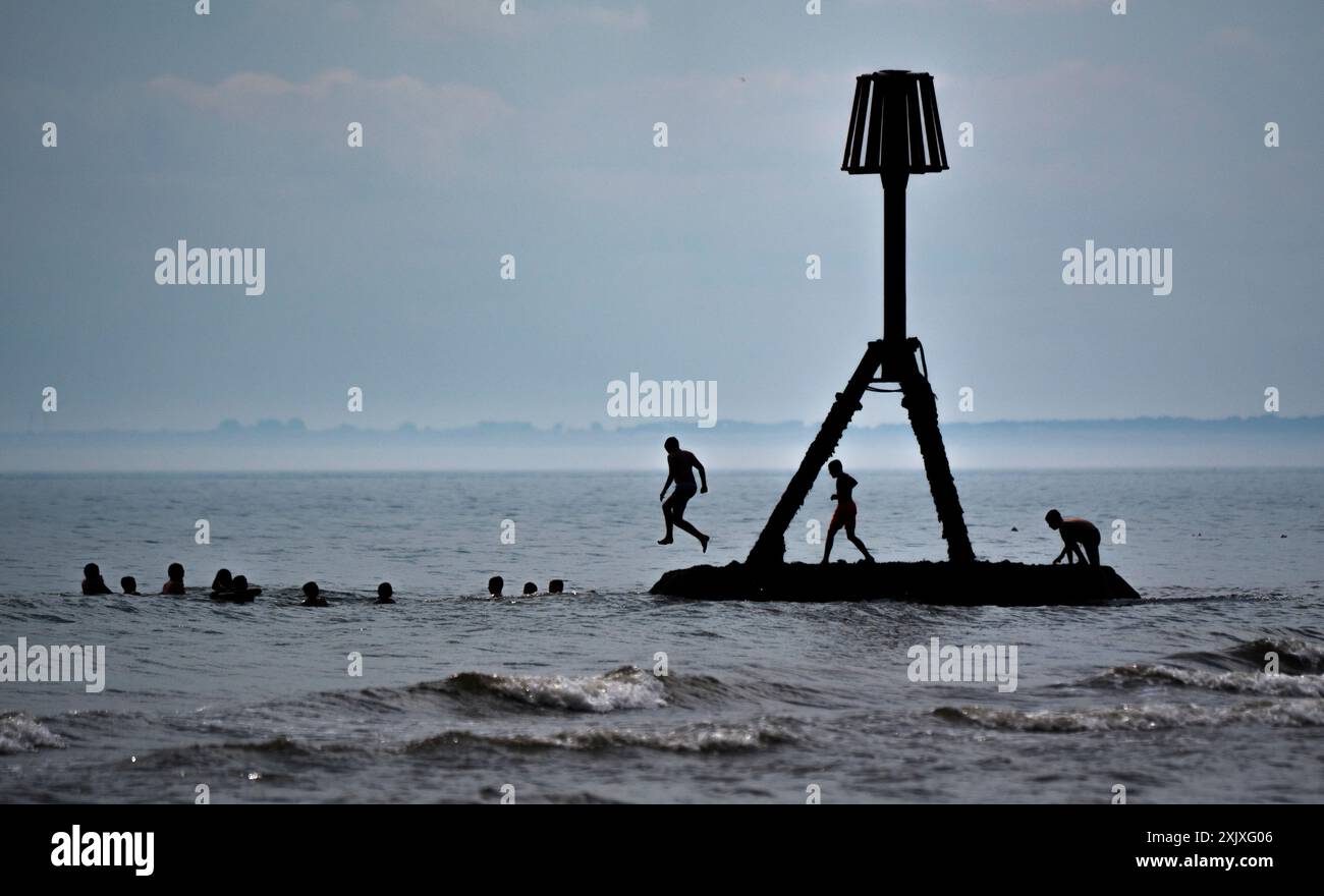 Les gens apprécient le temps chaud sur Bridlington Beach. Date de la photo : samedi 20 juillet 2024. Banque D'Images