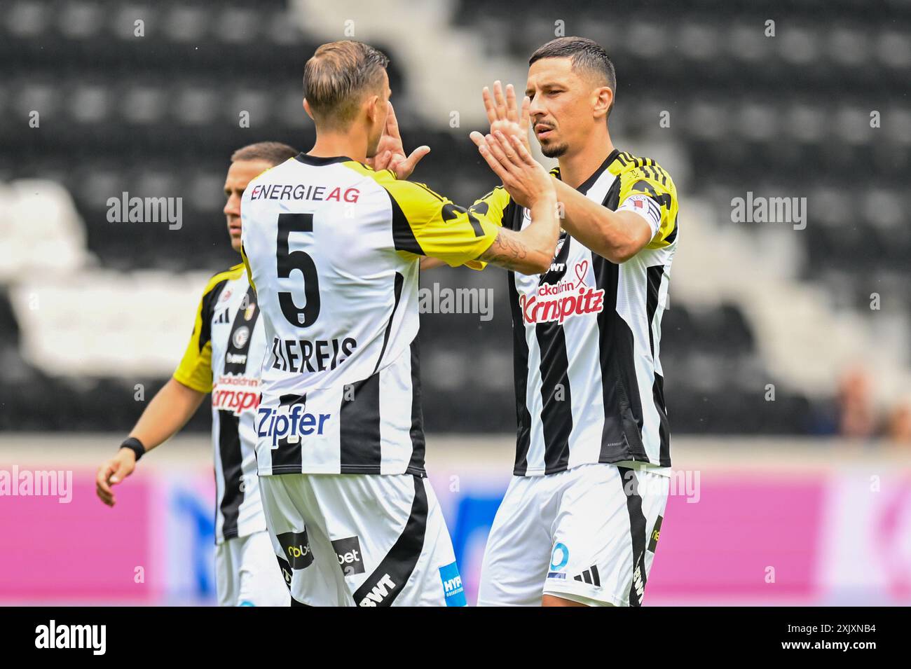 20.07.2024, Raiffeisen Arena Linz, AUT, Testspiel Vorbereitung 2024-25, LASK vs SKN sont Poelten, im Bild Philipp Ziereis (LASK), Robert Zulj (LASK) .// test match, New Season 2024-25 LASK vs SKN Poelten in Linz, Austria on 2024/07/20 - 20240720 PD2708 Banque D'Images