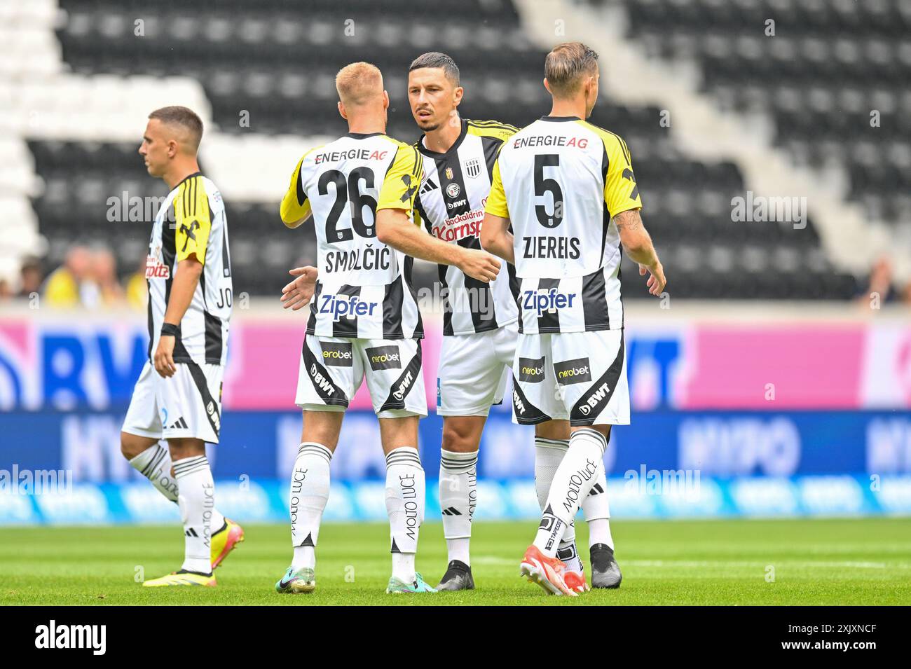 20.07.2024, Raiffeisen Arena Linz, AUT, Testspiel Vorbereitung 2024-25, LASK vs SKN Poelten, im Bild Hrove Smolic (LASK), Philipp Ziereis (LASK), Robert Zulj (LASK) .// test match, New Season 2024-25 LASK vs SKN Poelten in Linz, Austria on 2024/07/20 - 20240720 PD2710 Banque D'Images