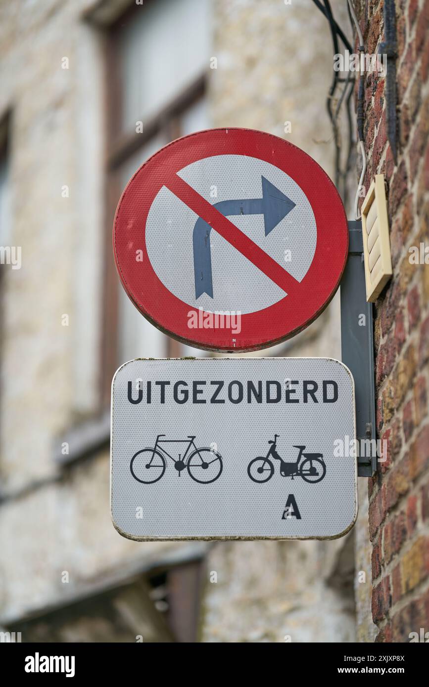 Panneau de signalisation virage à droite interdit, sauf cyclistes et cyclomoteurs de classe A à Bruges en Belgique Banque D'Images