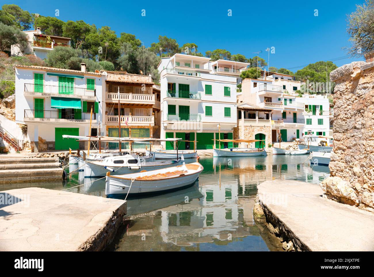 Caló d'en Busquets avec les anciens logements de pêcheurs et bateaux à Cala Figuera - Majorque Banque D'Images