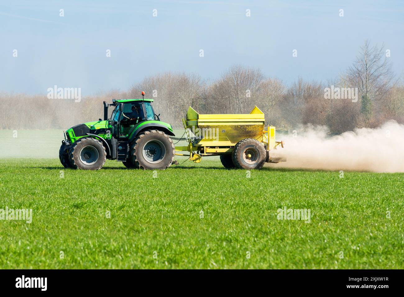 Tracteur avec épandeur d'engrais à chaux dans le pré Banque D'Images