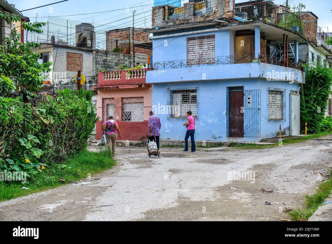 Un cubain tire un chariot avec une bouteille de gaz dans une rue de la ville., Santa Clara, Villa Clara, Cuba, 2024 Banque D'Images